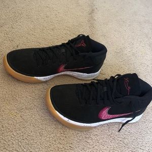 These are Nike basketball/Volleyball shoes.